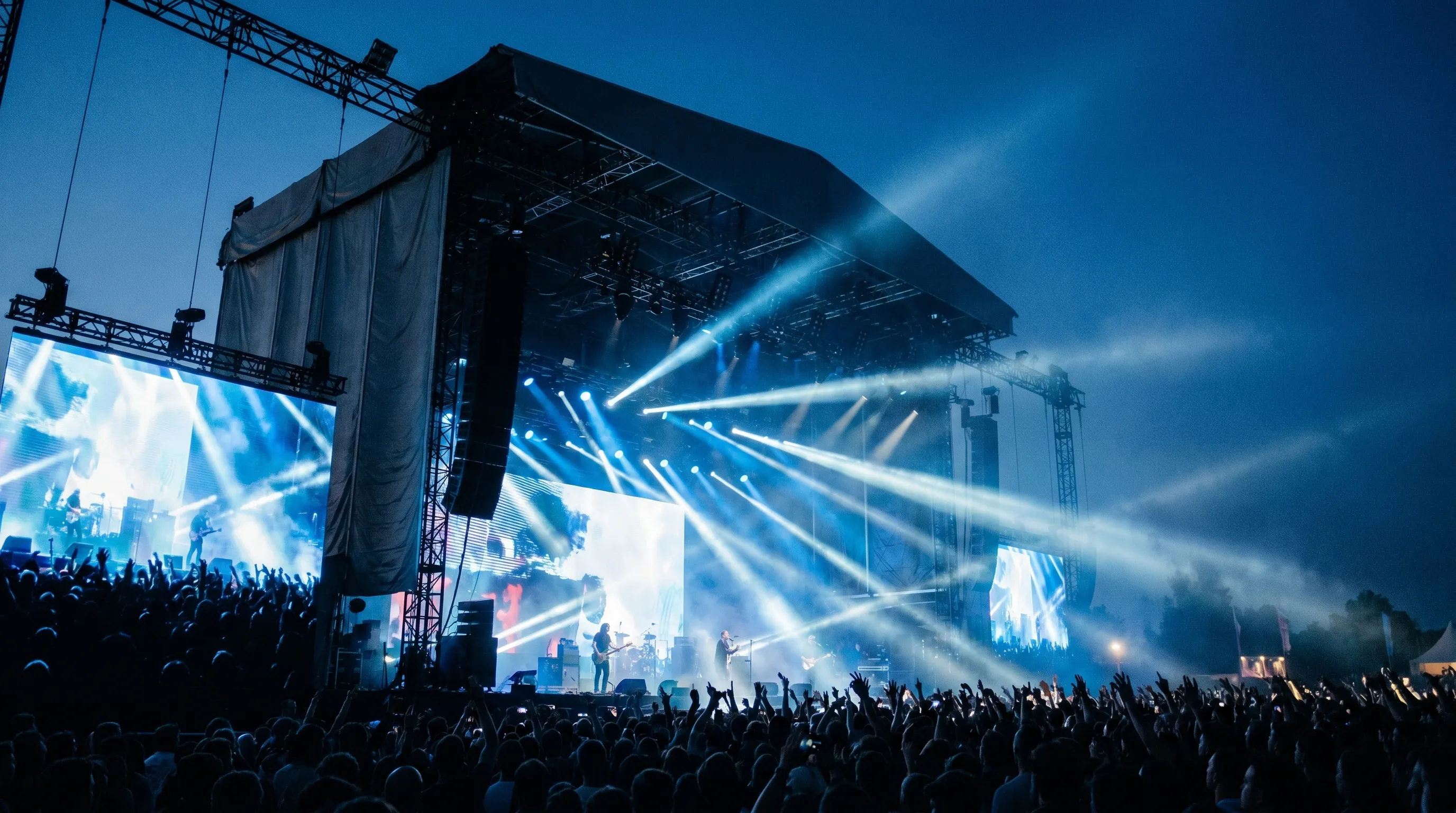 Open-Air-Bühne bei einem Festival